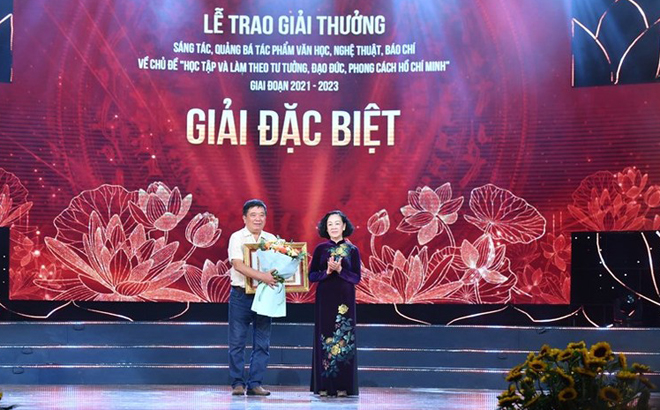 Đồng Trương Thị Mai, Ủy viên Bộ Chính trị, Thường trực Ban Bí thư, Trưởng Ban Tổ chức Trung ương trao giải đặc biệt cho đại diện Nhóm tác giả Bức tranh Panorama Chiến thắng lịch sử Điện Biên Phủ.